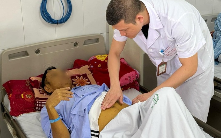 Uống thuốc nam không rõ nguồn gốc, 2 người đàn ông phải nhập viện vì suy gan