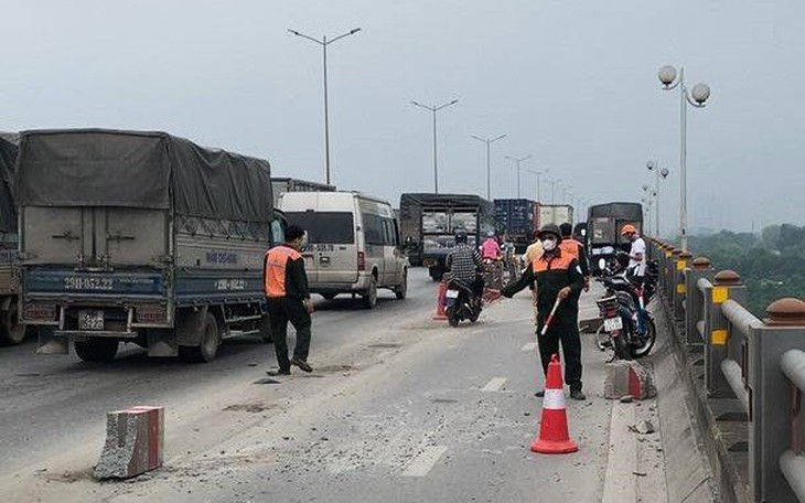 Ô tô tải húc đổ dải phân cách trên cầu Thanh Trì