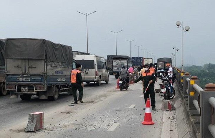 Ô tô tải húc đổ dải phân cách trên cầu Thanh Trì - Ảnh 2.