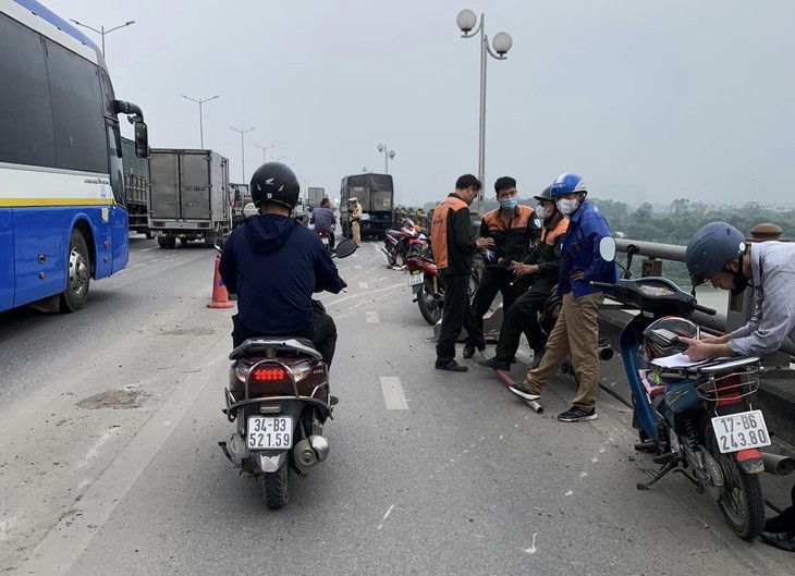 Ô tô tải húc đổ dải phân cách trên cầu Thanh Trì - Ảnh 4.