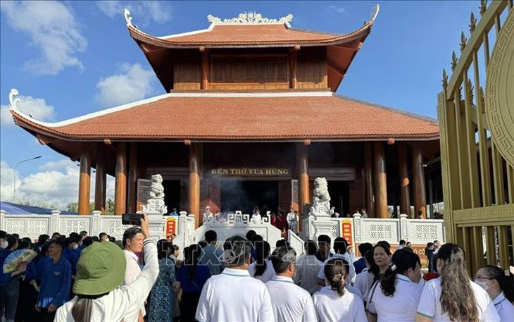 Người dân phương Nam thành kính hướng về ngày Giỗ Tổ Hùng Vương- Ảnh 2. Người dân phương Nam thành kính hướng về ngày Giỗ Tổ Hùng Vương- Ảnh 2.