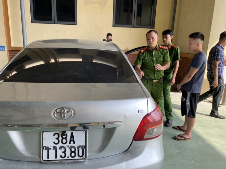 Kẻ dùng búa đập vỡ kính cướp tiệm vàng trong đêm khai gì?- Ảnh 2.