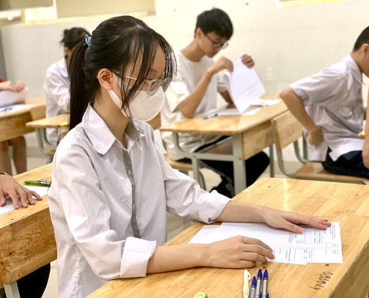 Hôm nay, học sinh Hà Nội nộp phiếu Đăng ký dự tuyển vào lớp 10- Ảnh 1.