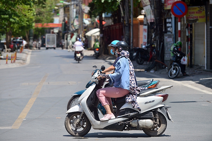 Nắng nóng lan rộng ở miền Bắc, có nơi nhiệt cao trên 39 độ C- Ảnh 2. Nắng nóng lan rộng ở miền Bắc, có nơi nhiệt cao trên 39 độ C- Ảnh 2.
