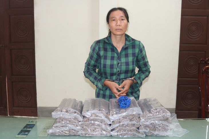 Đối tượng Nguyễn Thị Thủy cùng tang vật. Ảnh: Anh Bách.