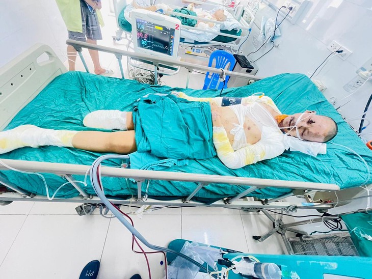 Bố chồng ung thư, chồng lại nguy kịch vì bỏng nặng, người vợ thế chấp nhà vẫn không đủ tiền chạy chữa- Ảnh 1.