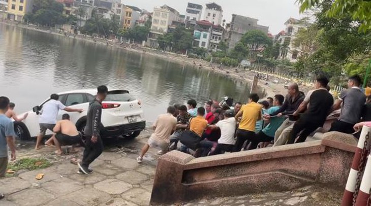 ‘Xế hộp’ lao xuống hồ vì mất lái- Ảnh 1.