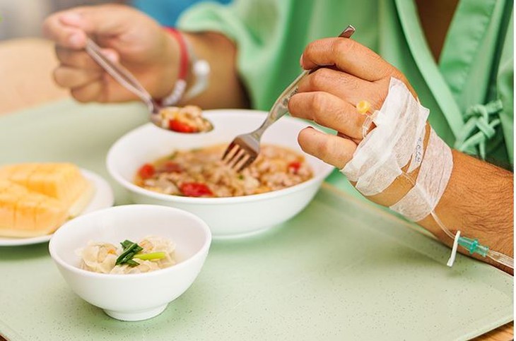 Nguyên nhân gây chán ăn ở người bệnh ung thư, cần làm gì để ăn ngon miệng?- Ảnh 1.