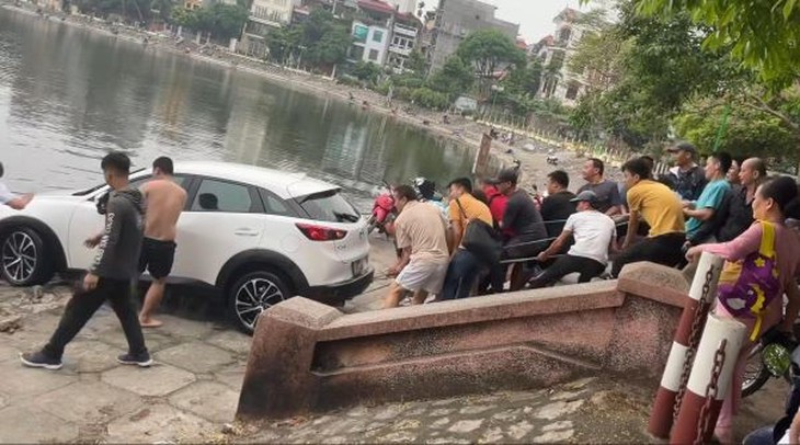 ‘Xế hộp’ lao xuống hồ vì mất lái- Ảnh 2.