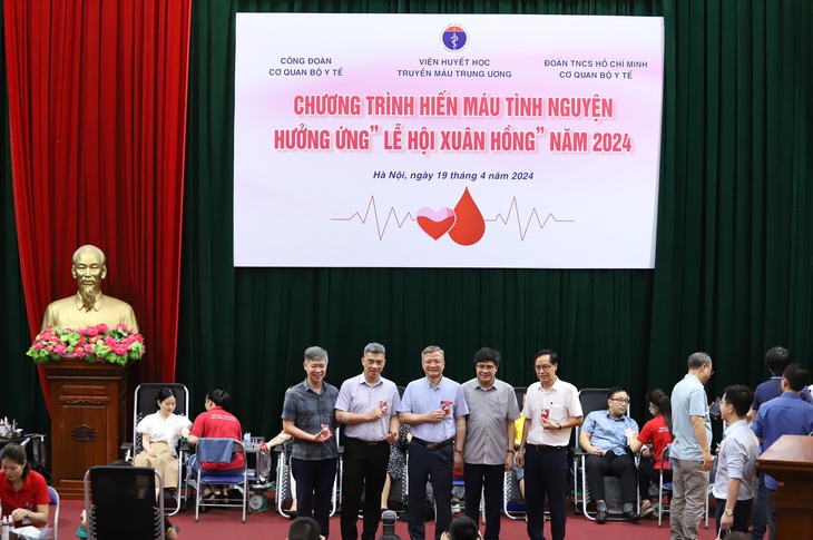 Hàng trăm cán bộ ngành y hiến máu cứu người hưởng ứng ‘Lễ hội Xuân hồng’ năm 2024- Ảnh 17. Hàng trăm cán bộ ngành y hiến máu cứu người hưởng ứng ‘Lễ hội Xuân hồng’ năm 2024- Ảnh 17.