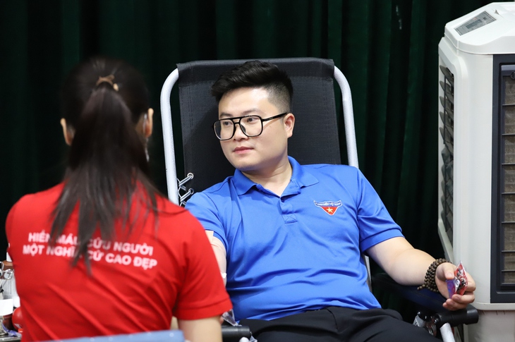 Hàng trăm cán bộ ngành y hiến máu cứu người hưởng ứng ‘Lễ hội Xuân hồng’ năm 2024- Ảnh 4. Hàng trăm cán bộ ngành y hiến máu cứu người hưởng ứng ‘Lễ hội Xuân hồng’ năm 2024- Ảnh 4.