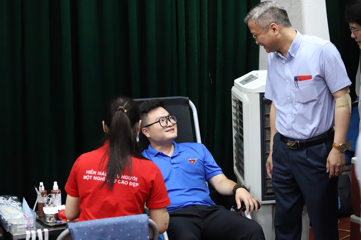 Hàng trăm cán bộ ngành y hiến máu cứu người hưởng ứng ‘Lễ hội Xuân hồng’ năm 2024- Ảnh 6. Hàng trăm cán bộ ngành y hiến máu cứu người hưởng ứng ‘Lễ hội Xuân hồng’ năm 2024- Ảnh 6.