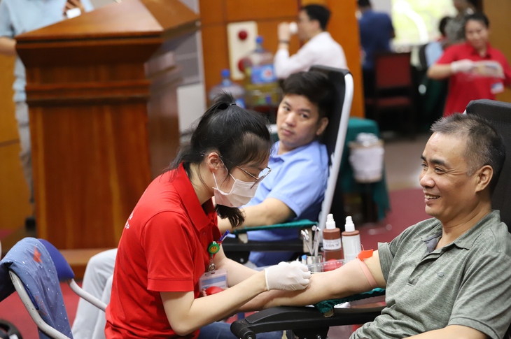 Hàng trăm cán bộ ngành y hiến máu cứu người hưởng ứng ‘Lễ hội Xuân hồng’ năm 2024- Ảnh 15. Hàng trăm cán bộ ngành y hiến máu cứu người hưởng ứng ‘Lễ hội Xuân hồng’ năm 2024- Ảnh 15.