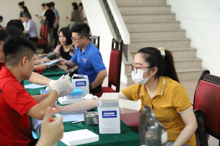 Hàng trăm cán bộ ngành y hiến máu cứu người hưởng ứng ‘Lễ hội Xuân hồng’ năm 2024- Ảnh 7. Hàng trăm cán bộ ngành y hiến máu cứu người hưởng ứng ‘Lễ hội Xuân hồng’ năm 2024- Ảnh 7.