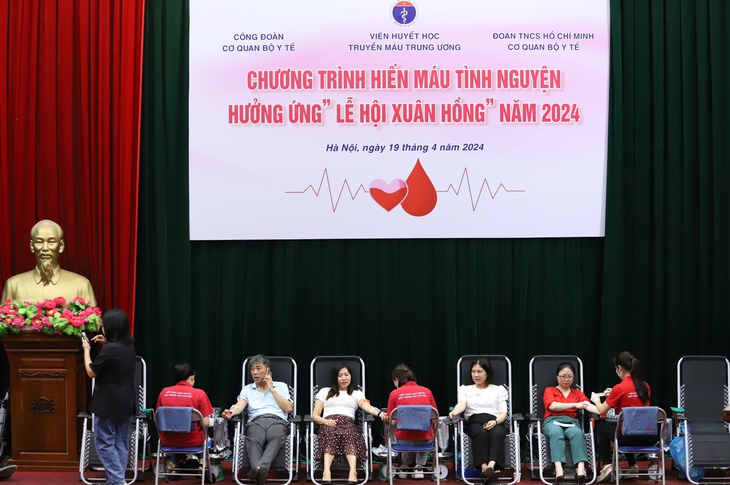 Hàng trăm cán bộ ngành y hiến máu cứu người hưởng ứng ‘Lễ hội Xuân hồng’ năm 2024- Ảnh 1. Hàng trăm cán bộ ngành y hiến máu cứu người hưởng ứng ‘Lễ hội Xuân hồng’ năm 2024- Ảnh 1.