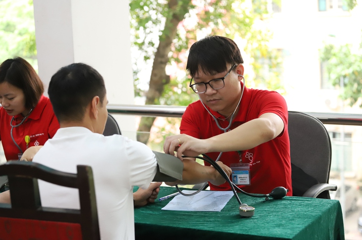 Hàng trăm cán bộ ngành y hiến máu cứu người hưởng ứng ‘Lễ hội Xuân hồng’ năm 2024- Ảnh 8. Hàng trăm cán bộ ngành y hiến máu cứu người hưởng ứng ‘Lễ hội Xuân hồng’ năm 2024- Ảnh 8.