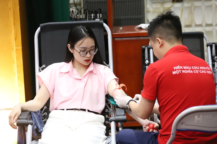 Hàng trăm cán bộ ngành y hiến máu cứu người hưởng ứng ‘Lễ hội Xuân hồng’ năm 2024- Ảnh 9. Hàng trăm cán bộ ngành y hiến máu cứu người hưởng ứng ‘Lễ hội Xuân hồng’ năm 2024- Ảnh 9.
