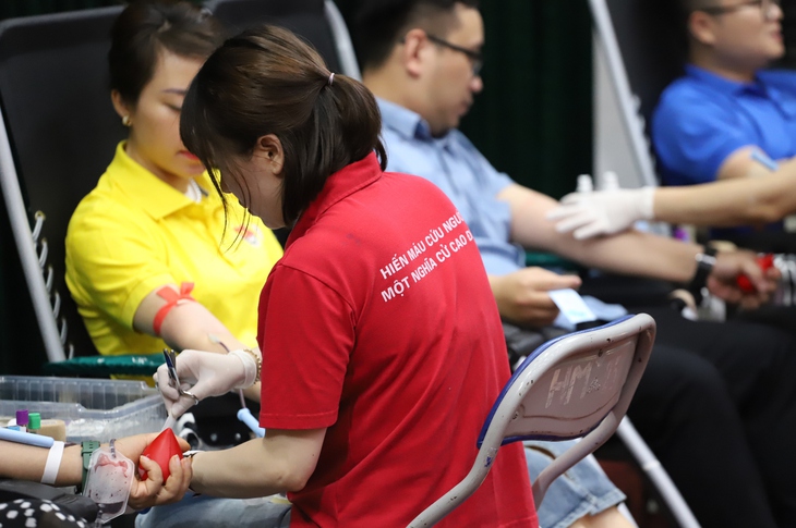 Hàng trăm cán bộ ngành y hiến máu cứu người hưởng ứng ‘Lễ hội Xuân hồng’ năm 2024- Ảnh 10. Hàng trăm cán bộ ngành y hiến máu cứu người hưởng ứng ‘Lễ hội Xuân hồng’ năm 2024- Ảnh 10.