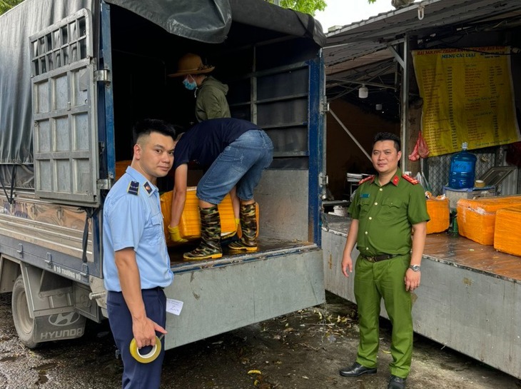 Ngang nhiên bày bán hơn 1 tấn nầm lợn đông lạnh trôi nổi ngay tại chợ ở Hà Nội- Ảnh 3. Ngang nhiên bày bán hơn 1 tấn nầm lợn đông lạnh trôi nổi ngay tại chợ ở Hà Nội- Ảnh 3.