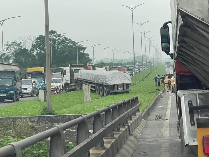 Tai nạn khiến 5 xe ô tô 'dồn toa' ùn tắc cầu Phù Đổng- Ảnh 1.