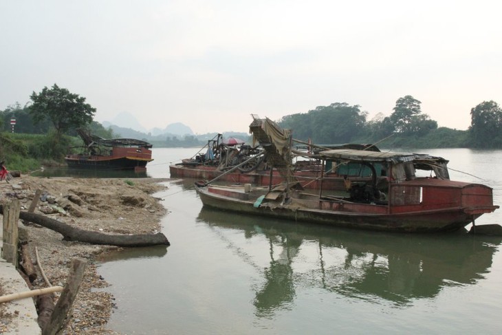 Bắt giữ nhiều tàu tự chế hút trộm cát trên sông- Ảnh 2.