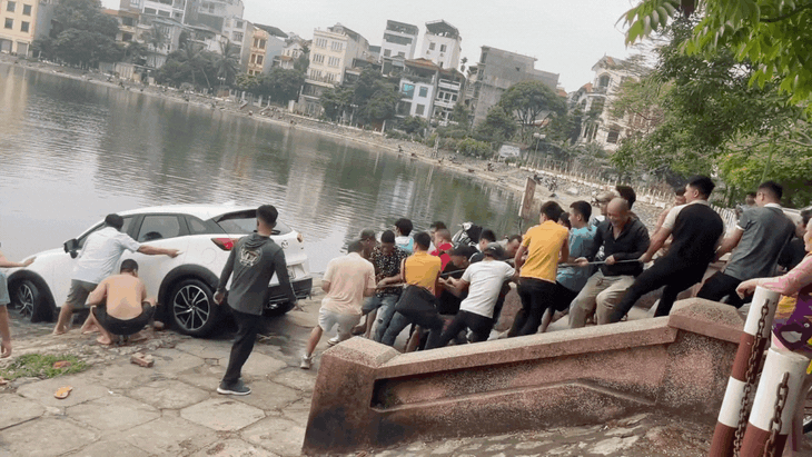 Video gần 30 người hợp lực 'cứu' xe ô tô tự lao xuống hồ nước- Ảnh 3. Video gần 30 người hợp lực 'cứu' xe ô tô tự lao xuống hồ nước- Ảnh 3.