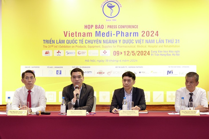 Đẩy mạnh chuyển đổi số và ứng dụng thiết bị thông minh theo dõi, cảnh báo sức khoẻ- Ảnh 1.