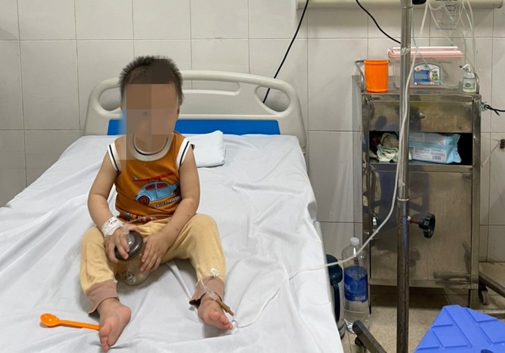 Bé trai suy hô hấp vì uống nhầm dầu hỏa trên bàn thờ Thần Tài- Ảnh 2. Bé trai suy hô hấp vì uống nhầm dầu hỏa trên bàn thờ Thần Tài- Ảnh 2.
