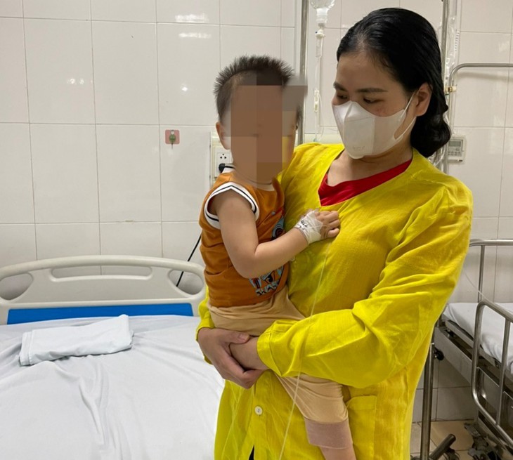 Bé trai suy hô hấp vì uống nhầm dầu hỏa trên bàn thờ Thần Tài- Ảnh 1. Bé trai suy hô hấp vì uống nhầm dầu hỏa trên bàn thờ Thần Tài- Ảnh 1.