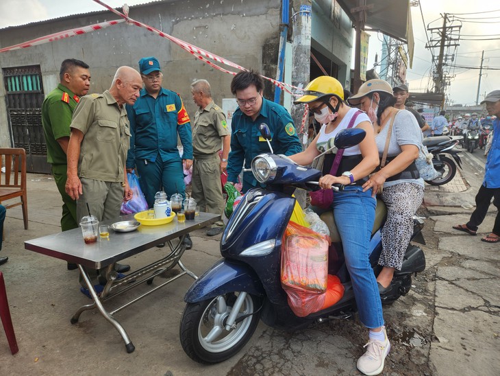 Xóm ven kênh Tàu Hủ đổ nát sau đám cháy, người dân mang thực phẩm đến hỗ trợ bà con - Ảnh 5.