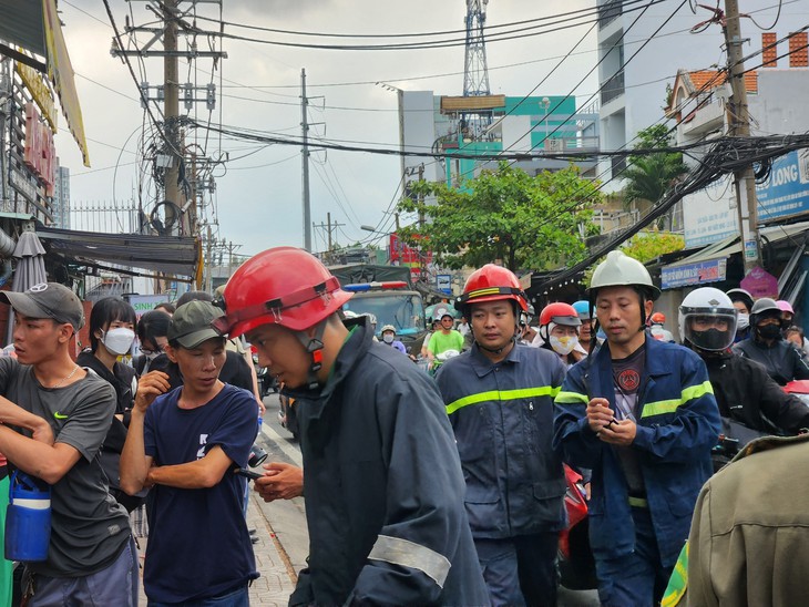 Xóm ven kênh Tàu Hủ đổ nát sau đám cháy, người dân mang thực phẩm đến hỗ trợ bà con - Ảnh 8.