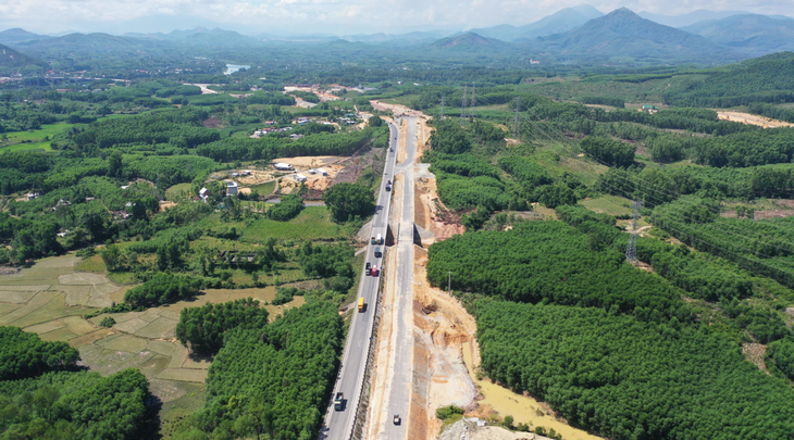 Hai tỉnh không đồng tình cấm xe 'hạng nặng' vào cao tốc Cam lộ - La Sơn, Cục Đường bộ nói gì?- Ảnh 3. Hai tỉnh không đồng tình cấm xe 'hạng nặng' vào cao tốc Cam lộ - La Sơn, Cục Đường bộ nói gì?- Ảnh 3.
