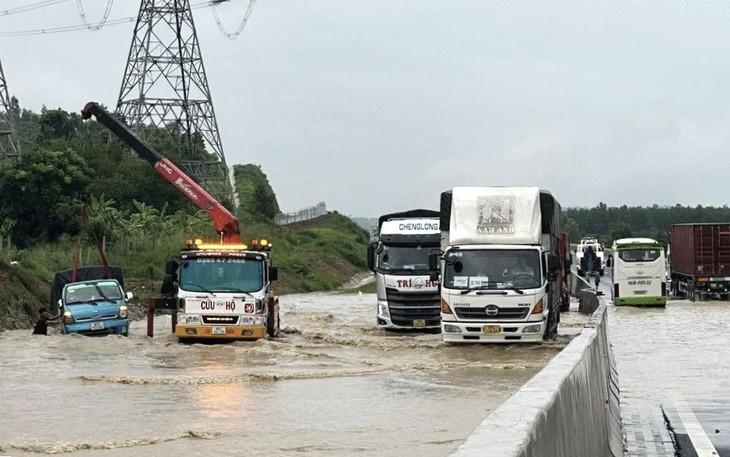 Cao tốc thiếu đường gom, cứ mưa là ngập- Ảnh 4.