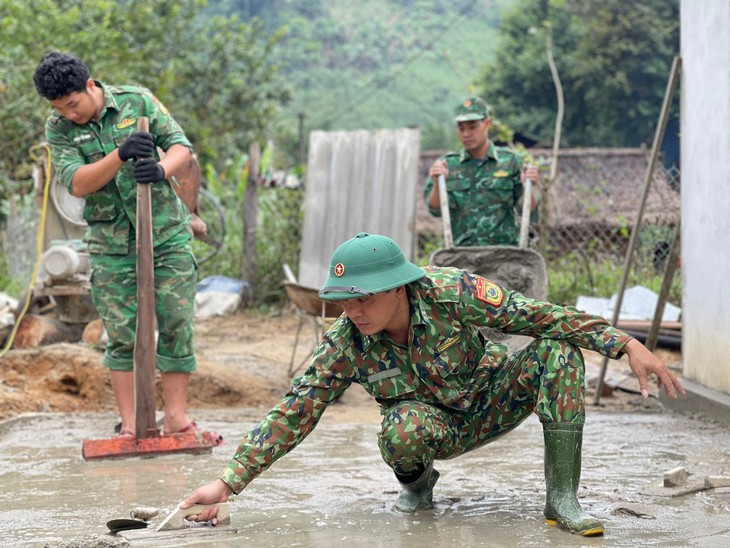 Cán bộ, chiến sĩ Đồn Biên phòng Tam Hợp xây nhà cho gia đình anh Xồng Bá Tu.