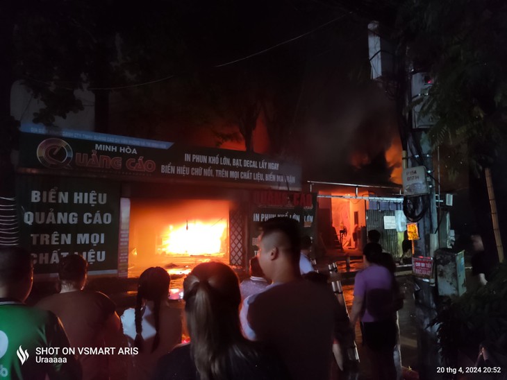 Hà Nội: Cháy cơ sở in ấn quảng cáo giữa trời mưa- Ảnh 2.