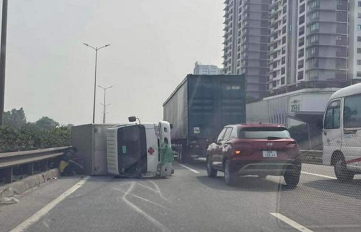 Hà Nội: Xe tải lật ngang trên đường Vành đai 3, giao thông  ùn tắc- Ảnh 1.