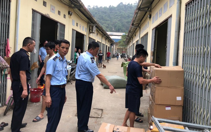 Phát hiện 2 kho hàng nghi nhập lậu hơn 40.000 son môi, phấn trang điểm...
