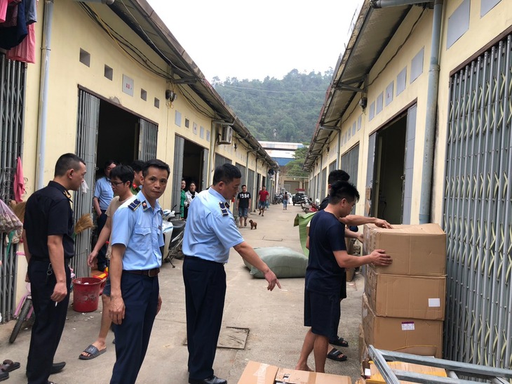 Phát hiện 2 kho hàng nghi nhập lậu hơn 40.000 son môi, phấn trang điểm...- Ảnh 2.