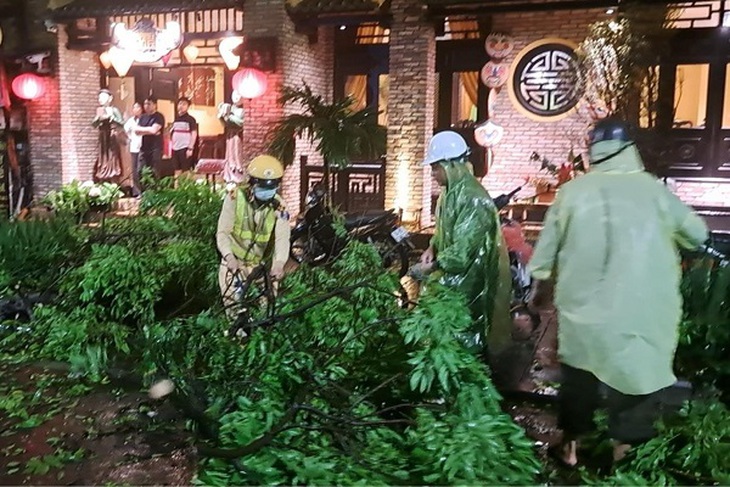 Hà Nội xuyên đêm khắc phục hậu quả mưa dông lớn- Ảnh 8.