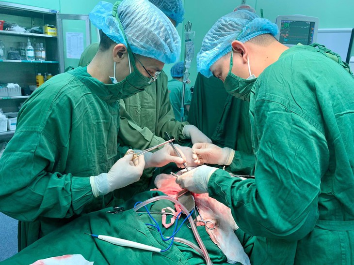 Sau 3 giờ đồng hồ cân não, chạy đua với thời gian, giành giật sự sống cho bệnh nhân, ca mổ đã thành công, bệnh nhân qua cơn nguy kịch. Sau 3 giờ đồng hồ cân não, chạy đua với thời gian, giành giật sự sống cho bệnh nhân, ca mổ đã thành công, bệnh nhân qua cơn nguy kịch.