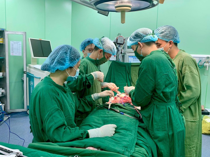 Các bác sĩ tiến hành phẫu thuật cấp cứu cứu sống bệnh nhân L.K.K. Các bác sĩ tiến hành phẫu thuật cấp cứu cứu sống bệnh nhân L.K.K.