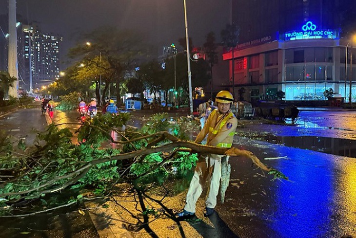 Hà Nội xuyên đêm khắc phục hậu quả mưa dông lớn- Ảnh 7.