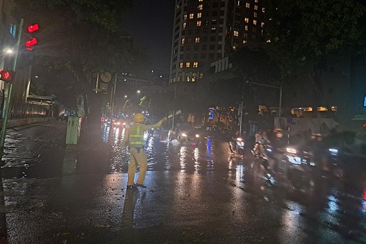 Hà Nội xuyên đêm khắc phục hậu quả mưa dông lớn- Ảnh 4.