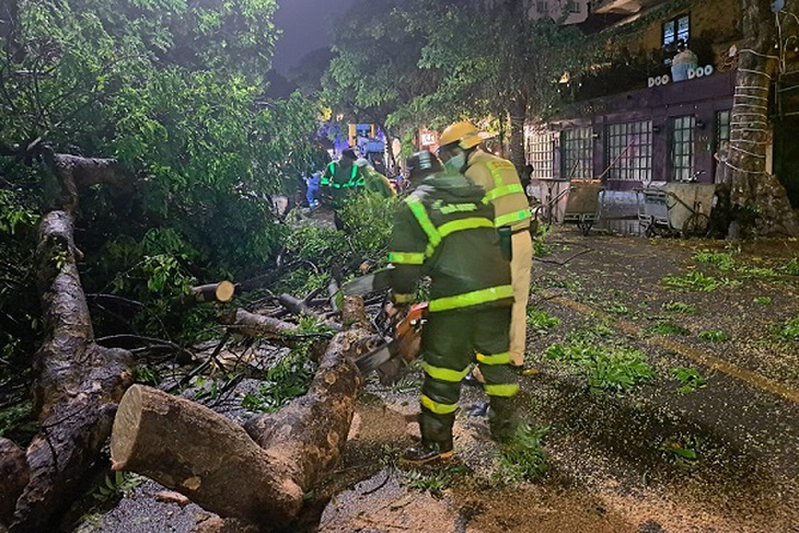 Hà Nội xuyên đêm khắc phục hậu quả mưa dông lớn- Ảnh 5.