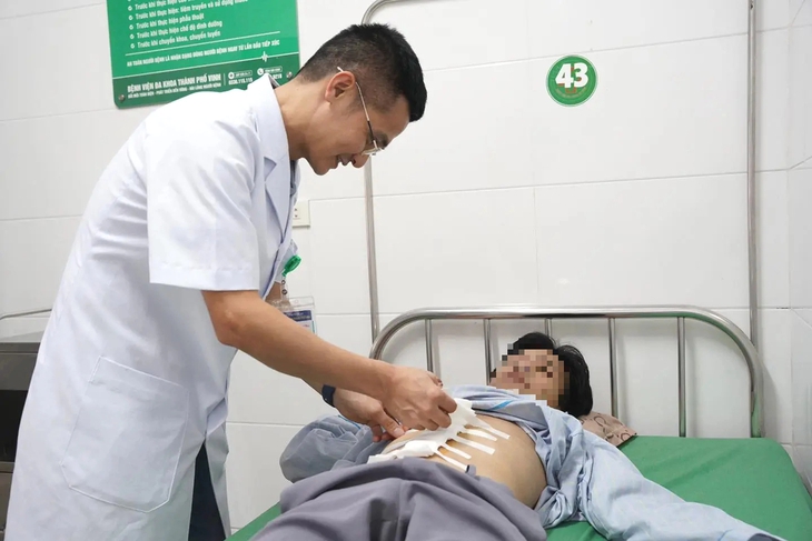 Bác sĩ thực hiện thăm khám cho bệnh nhân K. sau phẫu thuật. Bác sĩ thực hiện thăm khám cho bệnh nhân K. sau phẫu thuật.