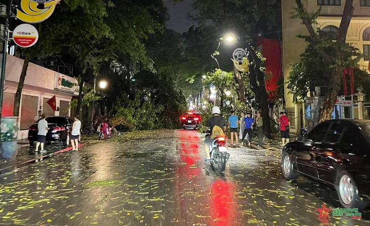 Miền Bắc tiếp tục mưa dông, đề phòng tố lốc, cây cối gãy đổ- Ảnh 2. Miền Bắc tiếp tục mưa dông, đề phòng tố lốc, cây cối gãy đổ- Ảnh 2.