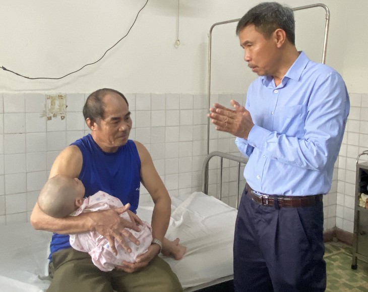 BVĐK tỉnh Bình Dương lần đầu tiên thực hiện cấy ốc tai điện tử cho trẻ câm điếc bẩm sinh- Ảnh 1.