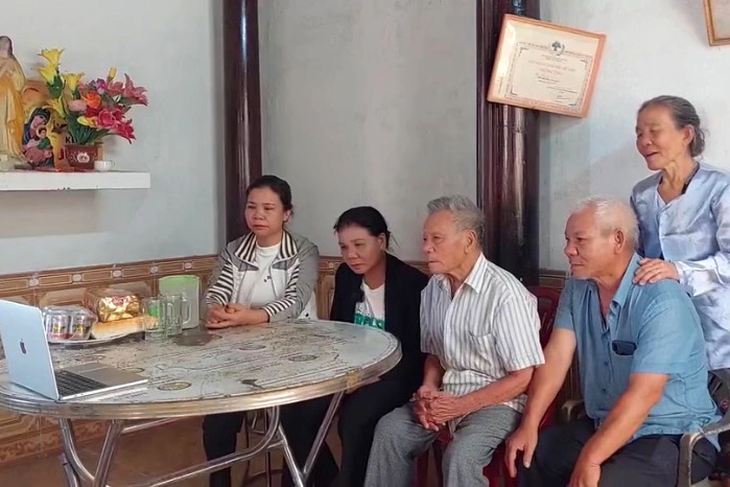 Người cha già khóc nấc khi gặp con trai thất lạc sau 43 năm- Ảnh 1.