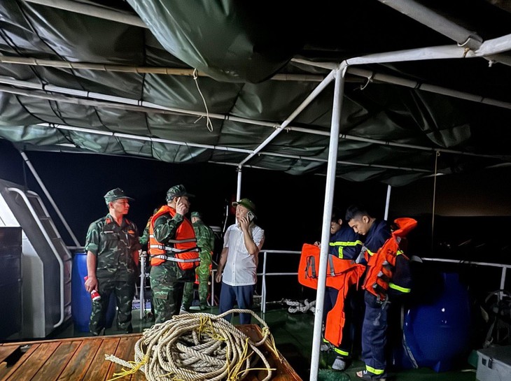 Dông lốc nhấn chìm 8 tàu thuyền ở đảo Cô Tô- Ảnh 1.