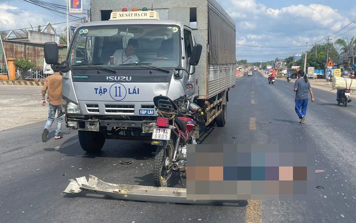 Va chạm với xe tải tập lái, một người tử vong tại chỗ